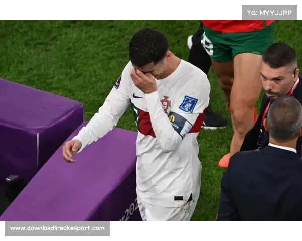 吉鲁头球攻门中柱，里尔错失扳平机会后掩面叹息